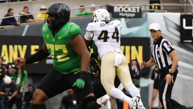 Jordan Domineck sacks Bo Nix at Oregon